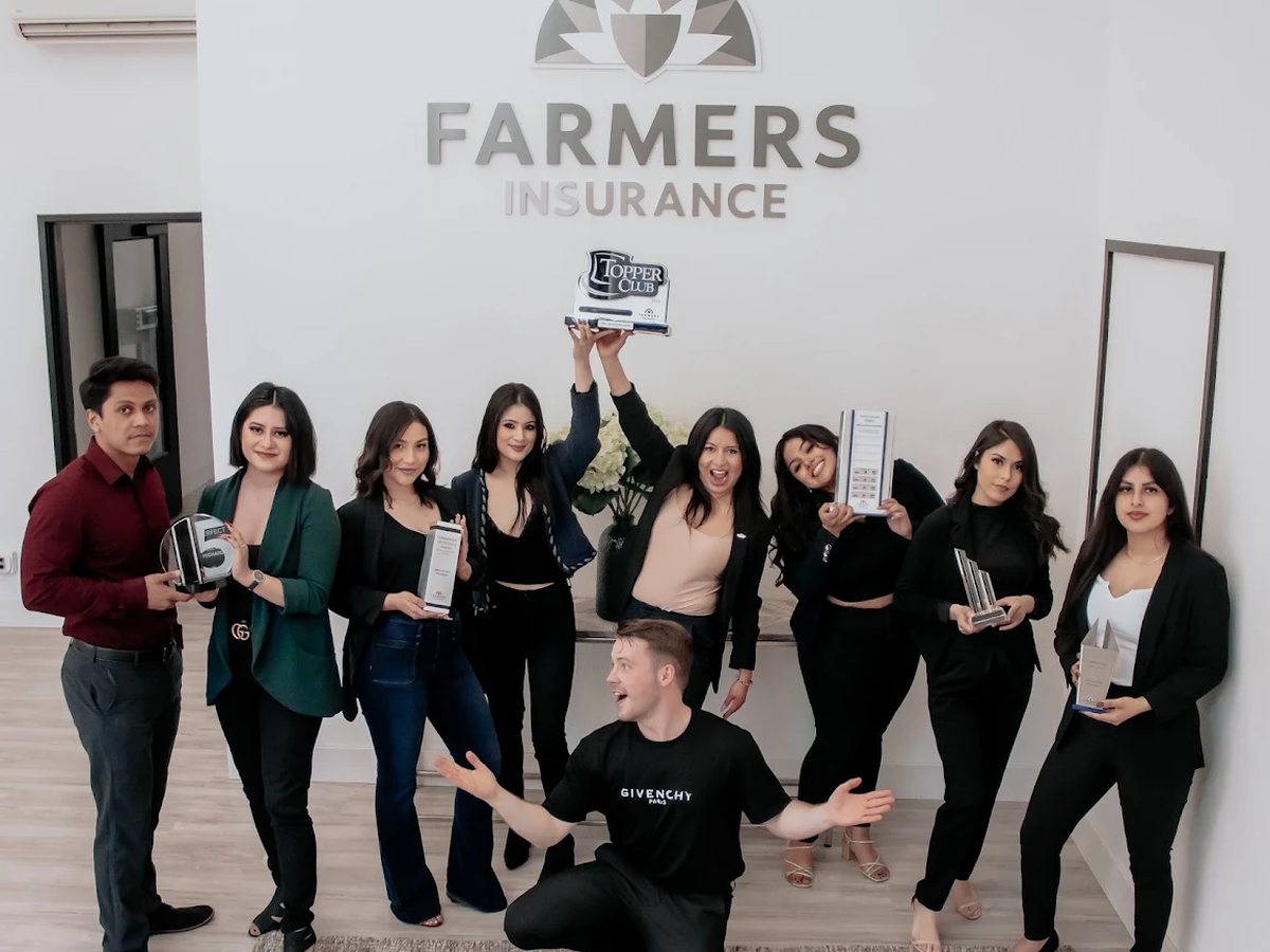 El equipo de Anel Galicia Seguros en su oficina de Tacoma, Washington